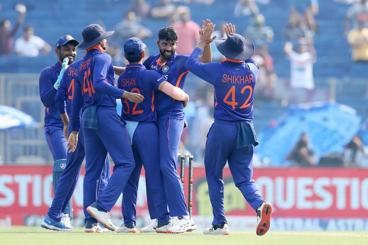 IND vs SA, 3rd ODI | Twitter reacts as Mohammed Siraj erupts in passionate screams to celebrate Shikhar Dhawan's tactical genius