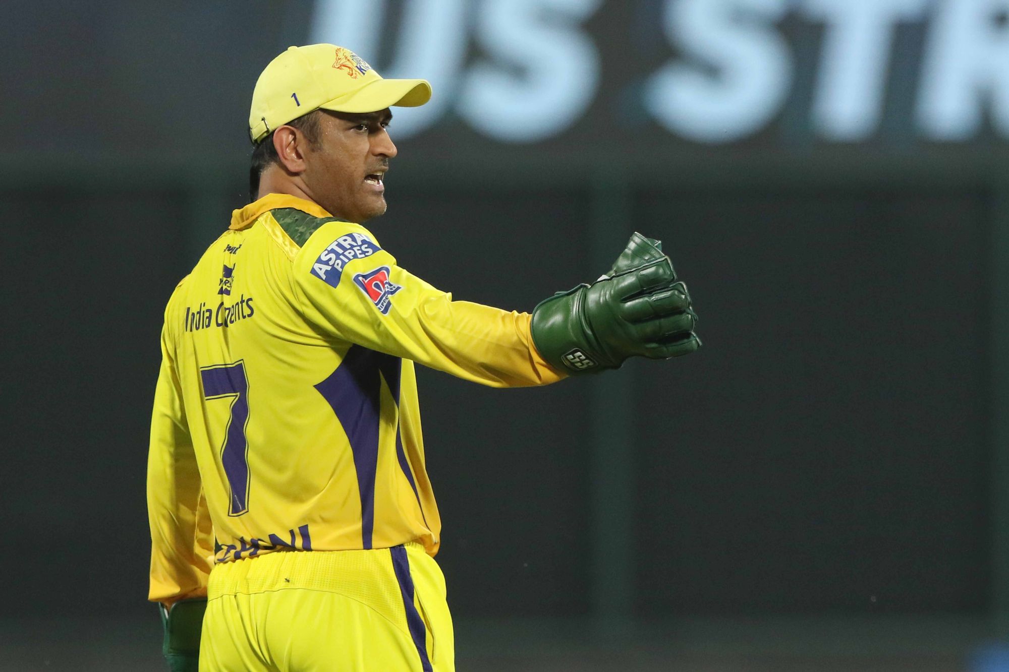 MS Dhoni drops an easy catch