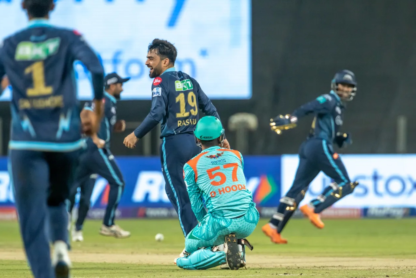 Rashid Khan made a strange DRS appeal for LBW against LSG.