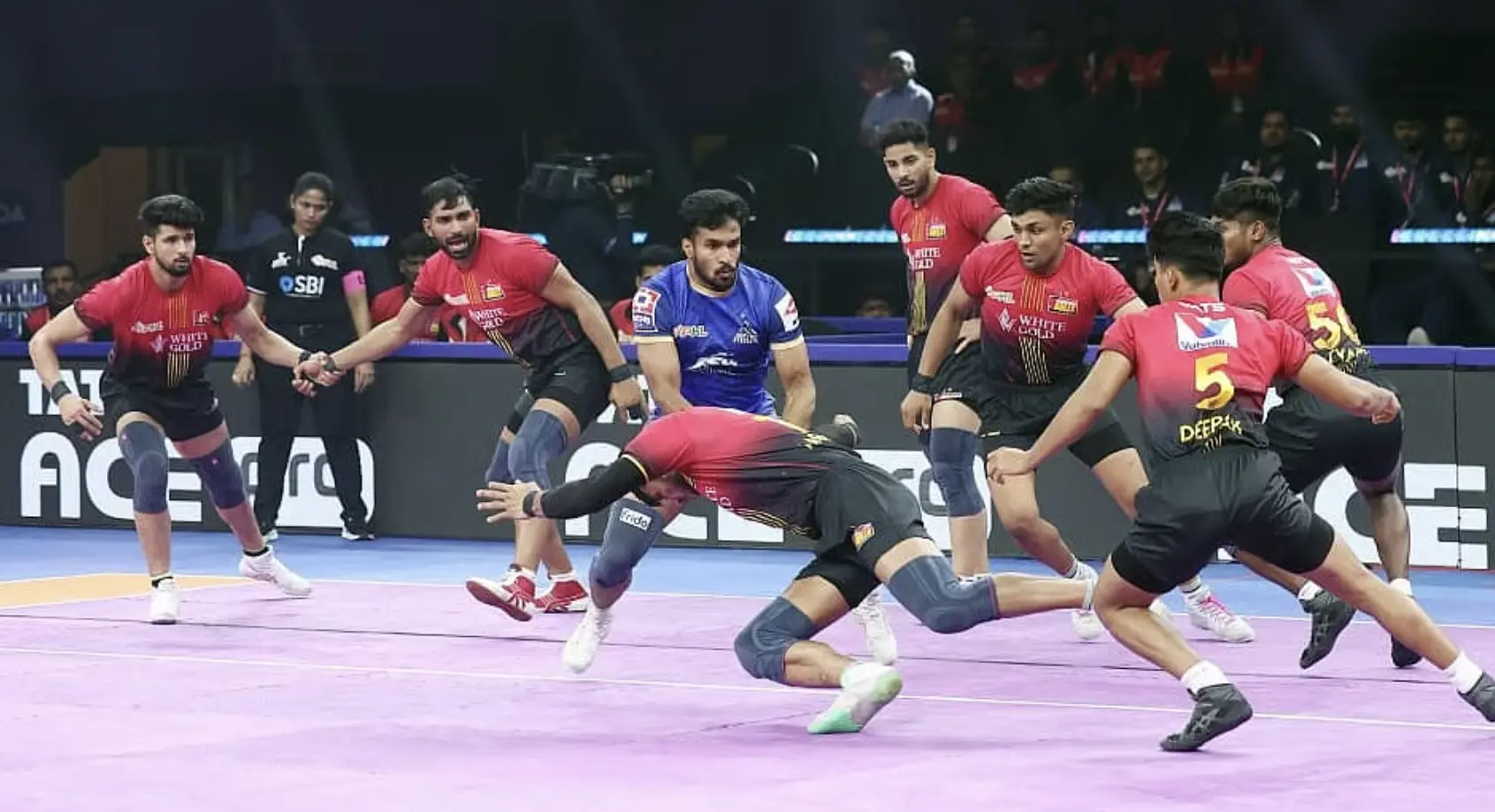 Bengaluru Bulls Edge Telugu Titans in Southern Derby Thriller