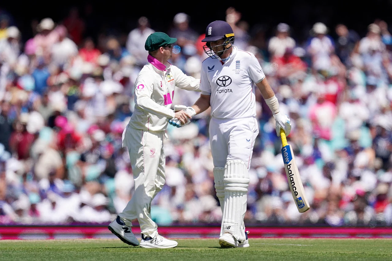 Joe Root singlehandedly kept England in the fifth Ashes Test with a knock of 160 on Day 2 at the SCG