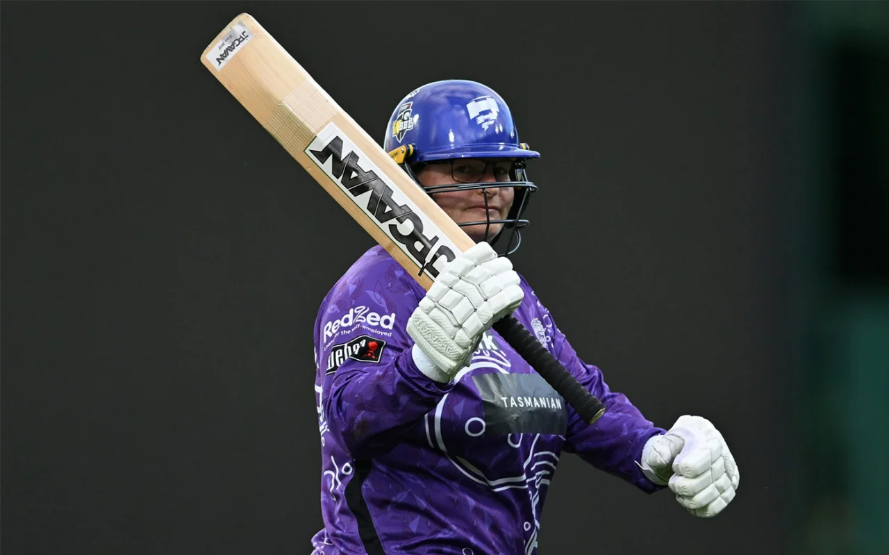 Lizelle Lee struck her 12th WBBL half-century to help Hobart Hurricanes cruise to the 153-run target against Sydney Sixers in North Sydney on Thursday