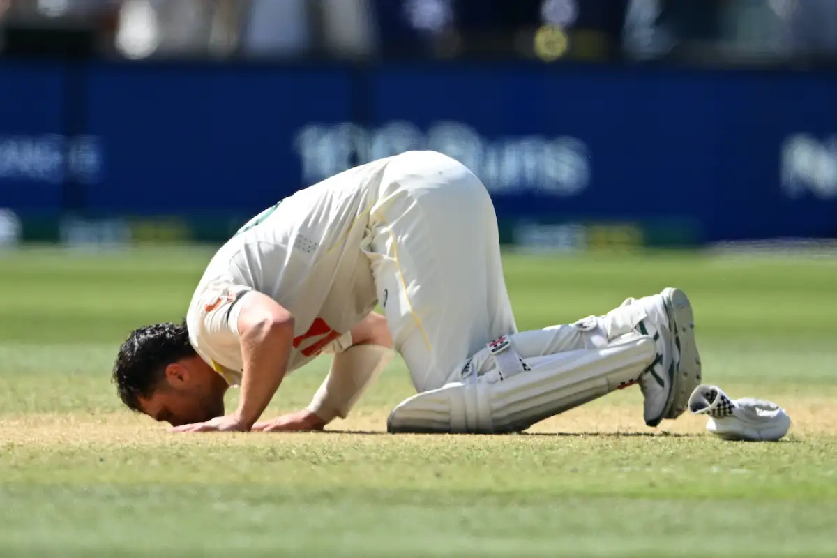 Travis Head kisses the Adelaide Oval after tonning up against England on Day 3 of the third Ashes Test